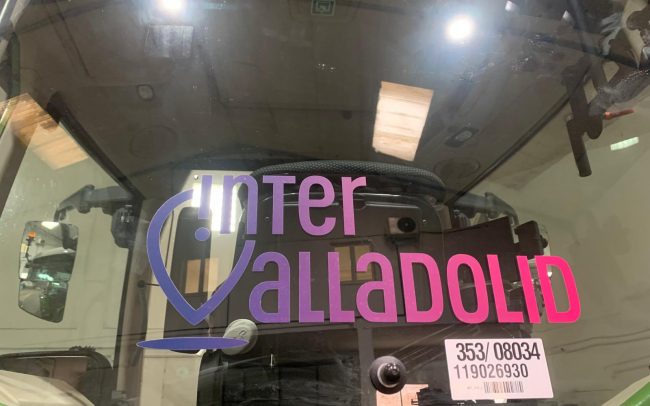 Logo de InterValladolid en la cabina de un tractor.