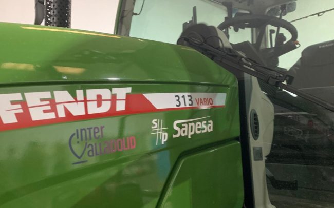 Tractor Fendt con logo InterValladolid y Sapesa.